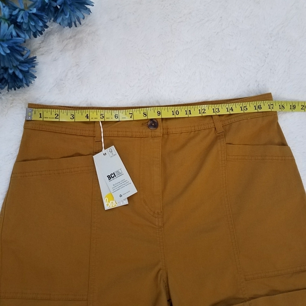 Boden Abingdon Shorts in Frankincense - Picture 3 of 9